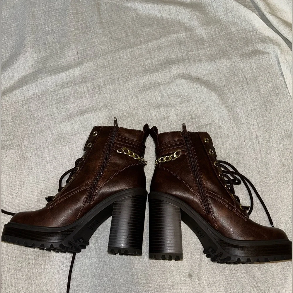 NWOT WOMANS GUESS BOOTIES - Picture 3 of 11
